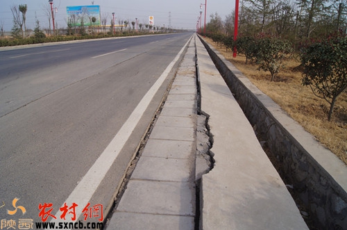 路边的路基已经裂缝下陷