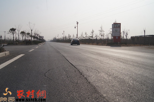 马路中间的宽大裂缝