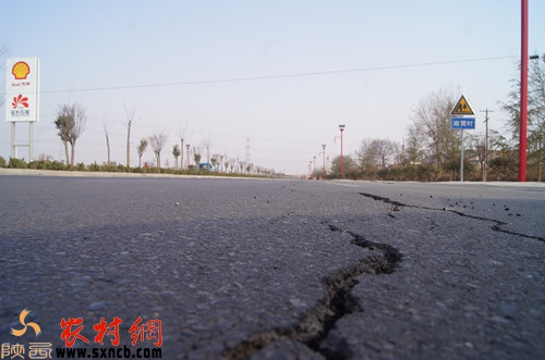 马路中间的宽大裂缝