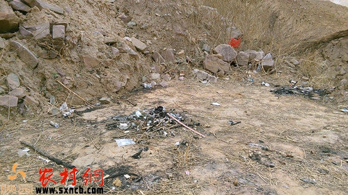 辛家沟镇中心卫生院大门左侧焚烧未尽的医疗垃圾