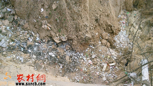 辛家沟镇中心卫生院大门右侧沟道里遍布着医疗垃圾