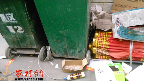 尚未开启的针剂被丢弃在县医院门诊大楼生活垃圾放置点