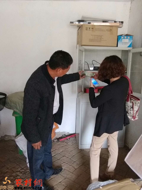 试马镇镇农技站长向记者介绍过期的试剂无法开展工作