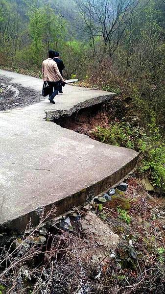 镇政府有钱建楼却无钱修路 称办公用房不够用