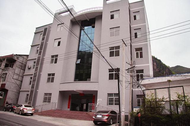 镇政府有钱建楼却无钱修路 称办公用房不够用