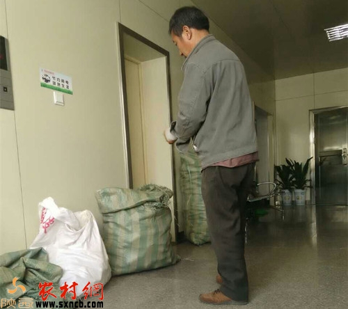 回收人员在整理医疗废弃物