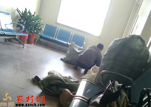 回收人员在整理医疗废弃物