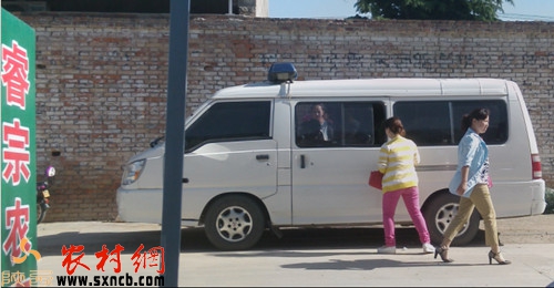 坐满人后即将离开的无牌救护车