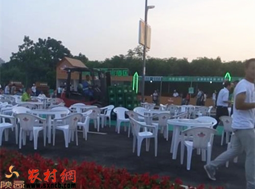 叉车正在运送光瓶啤酒