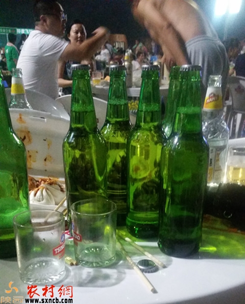 无任何标志的啤酒摆在桌面上