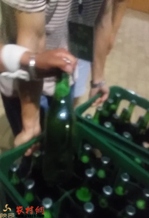 工作人员将啤酒运到预定桌区域