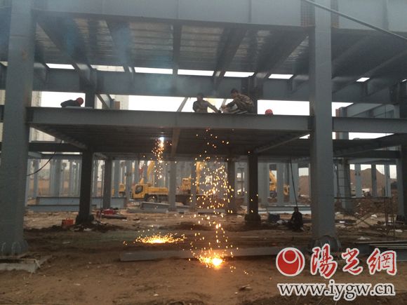 工地工人仍在工作 实习记者 闫勋摄