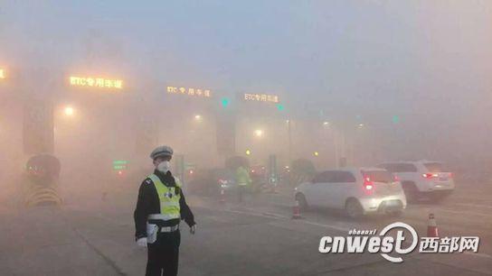 大雾袭城高速能见度不足百米 部分收费站封闭