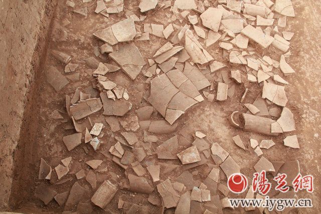 秦东陵四号陵园墙体一侧的瓦片堆积