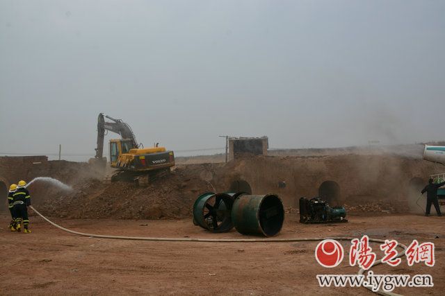 违法砖厂进行依法拆除现场
