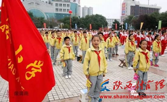 迎国庆 渭南开展“万条家训进万家”千名学生诵读经典活动