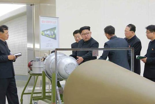 朝鲜领导人金正恩视察可装载在洲际导弹上的氢弹弹头