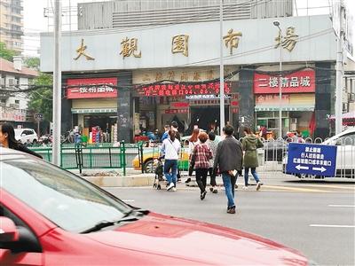 西安星火路两处隧道口没有斑马线 人车混行