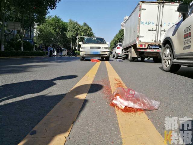 司机未礼让 西安一老人被撞十米远伤势较重