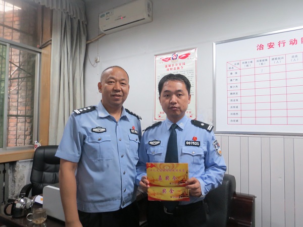 蒲城县公安局开展战时送奖下基层活动 激励全警决胜十九大安保攻坚战