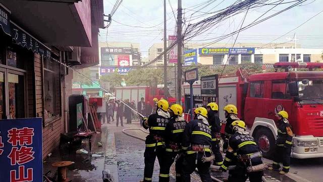 鄠邑区临街水果店突发火灾 疑电线短路引起