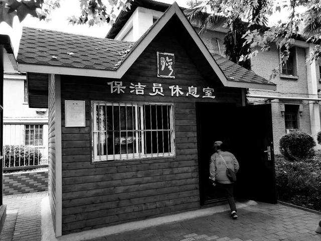 西安出现温馨“小木屋” 供保洁员们休息