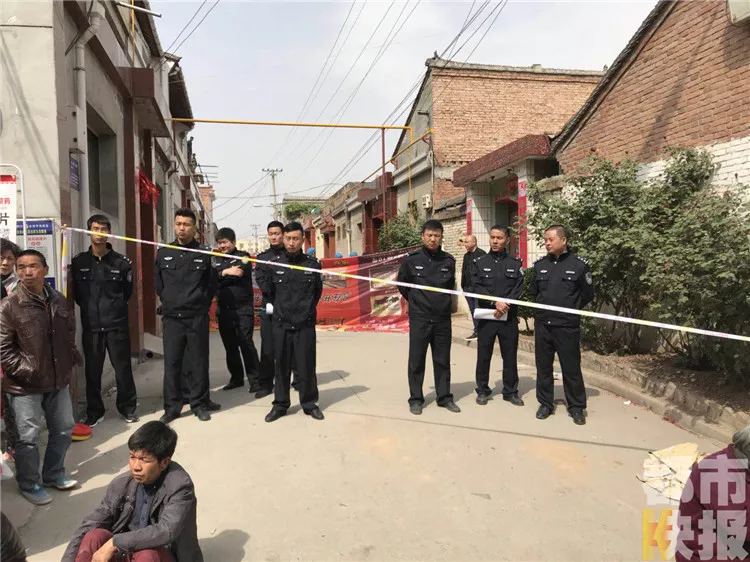 西安一男孩被捆在钢管上身亡 生殖器疑似被割下