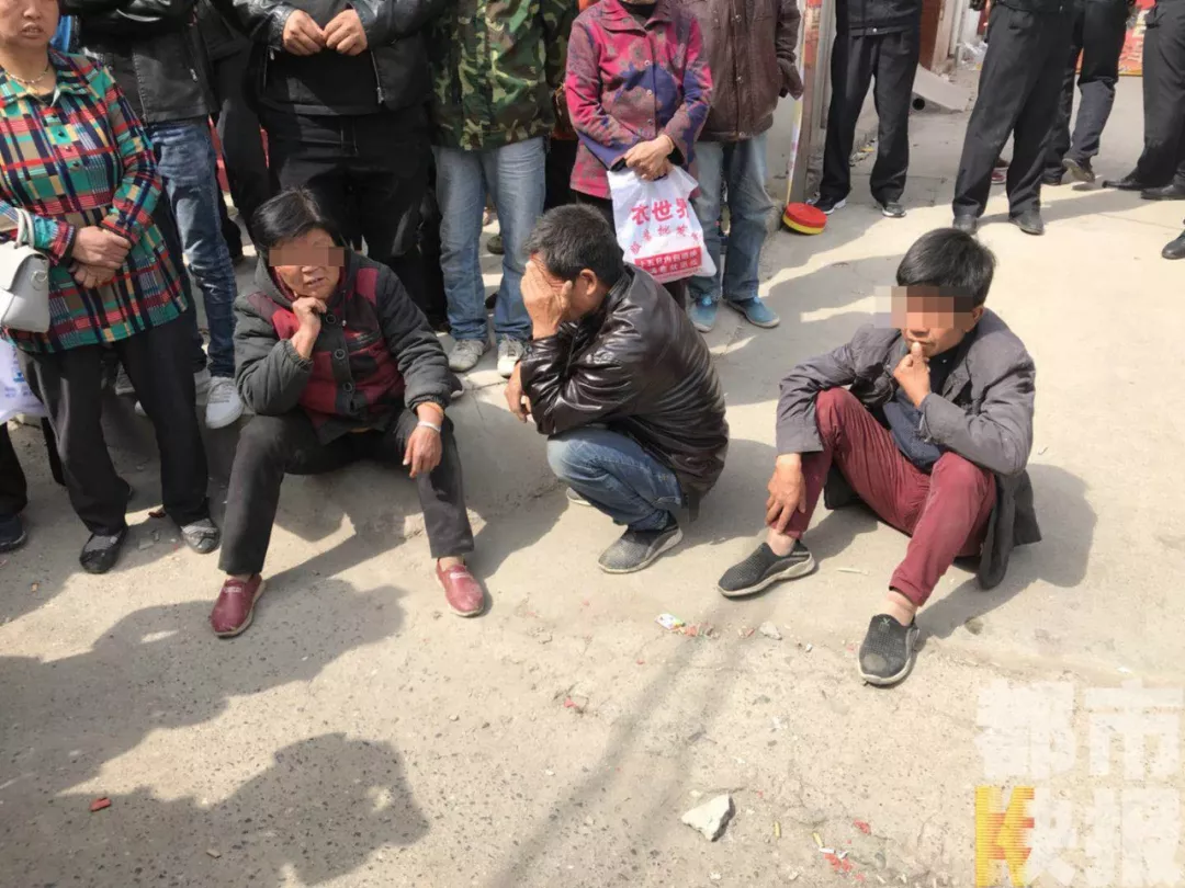 西安一男孩被捆在钢管上身亡 生殖器疑似被割下