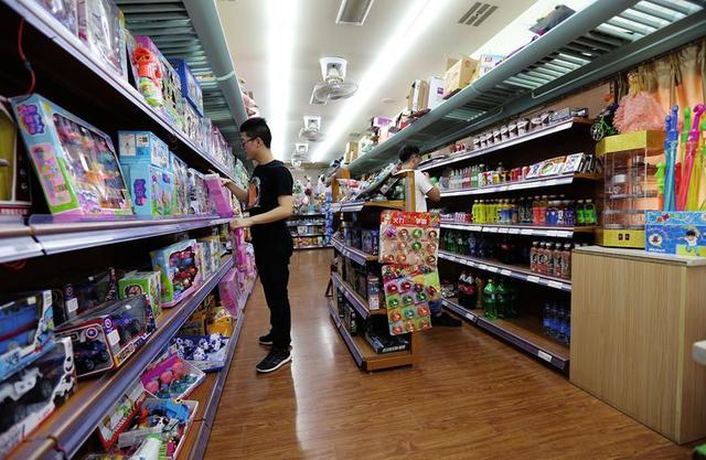 绿皮火车退役“下海”进小区摇身一变成超市