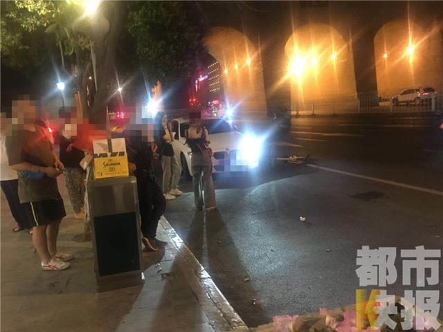 西安醉酒男抡小黄车怒砸宝马车 女车主受惊吓