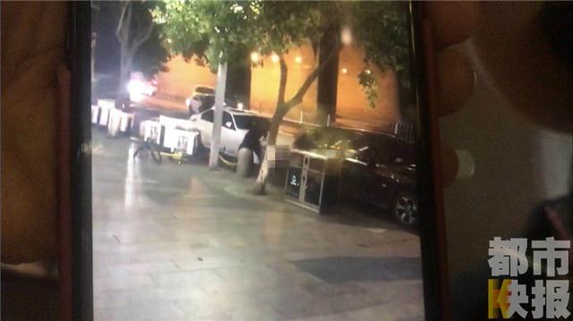 西安醉酒男抡小黄车怒砸宝马车 女车主受惊吓