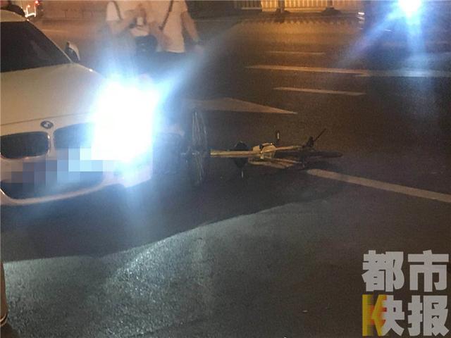 西安醉酒男抡小黄车怒砸宝马车 女车主受惊吓