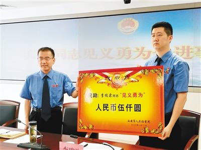 检察官上班路遇歹徒行凶 挺身而出夺刀救人