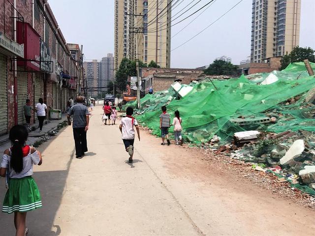 废墟包围五星小学 家长盼望一条安全卫生上学路
