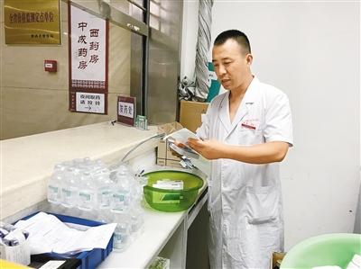 医生自掏腰包帮人垫药费 半年后受助母女来还钱