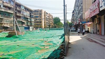 电线杆成了“拦路虎” 居民为出行犯愁