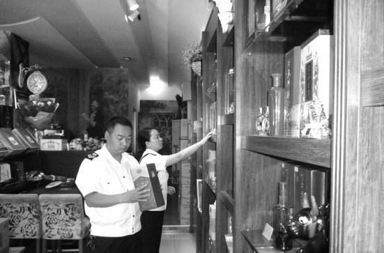 汉中西乡县食药监局酒店宴席上查获一批假白酒