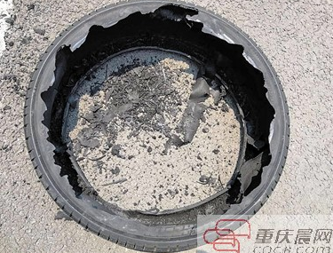 不是段子! 高温天气市民驾车外出轮胎竟化了